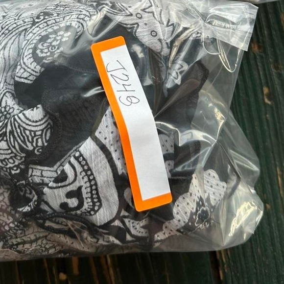 Black & white paisley print babydoll top with V-neckline and short sleeves - Picture 6 of 6